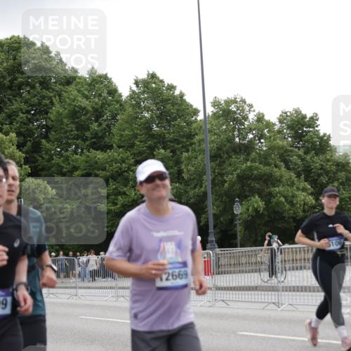 29.06.2025 - hella hamburg halbmarathon Jannik Wohlers http://msf.ph/oto/8148207 29.06.2025 10:49:00 Lombardsbrücke 1525, 1625, 1805, 2067, 2527, 2541, 2668, 2927, 3070, 3183, 3232, 3383, 3943, 4525, 4527, 4589, 4769, 4809, 5106, 5463, 6191, 6989, 7301, 7650, 7931, 7936, 8549, 9245, 9261, 10033, 10038, 10130, 10333, 10479, 10782, 10785, 11558, 11631, 11681, 12669, 13564, 13565, 14389, 14390, 15057, 15412, 16436, 16759, 17085, 17089, 17287, 17315, 17647, 17964, 18453, 18470, 18586 meine-sportfotos.de