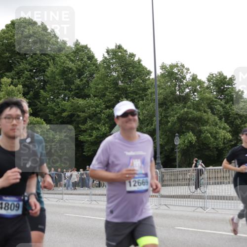 29.06.2025 - hella hamburg halbmarathon Jannik Wohlers http://msf.ph/oto/8148212 29.06.2025 10:49:00 Lombardsbrücke 1525, 1625, 1805, 2067, 2527, 2541, 2668, 2927, 3070, 3183, 3232, 3383, 3943, 4525, 4527, 4589, 4769, 4809, 5106, 5463, 6191, 6989, 7301, 7650, 7931, 7936, 8549, 9245, 9261, 10033, 10038, 10130, 10333, 10479, 10782, 10785, 11558, 11631, 11681, 12669, 13564, 13565, 14389, 14390, 15057, 15412, 16436, 16759, 17085, 17089, 17287, 17315, 17647, 17964, 18453, 18470, 18586 meine-sportfotos.de