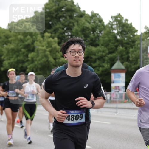 29.06.2025 - hella hamburg halbmarathon Jannik Wohlers http://msf.ph/oto/8148216 29.06.2025 10:49:00 Lombardsbrücke 1525, 1625, 1805, 2067, 2527, 2541, 2668, 2927, 3070, 3183, 3232, 3383, 3943, 4525, 4527, 4589, 4769, 4809, 5106, 5463, 6191, 6989, 7301, 7650, 7931, 7936, 8549, 9245, 9261, 10033, 10038, 10130, 10333, 10479, 10782, 10785, 11558, 11631, 11681, 12669, 13564, 13565, 14389, 14390, 15057, 15412, 16436, 16759, 17085, 17089, 17287, 17315, 17647, 17964, 18453, 18470, 18586 meine-sportfotos.de