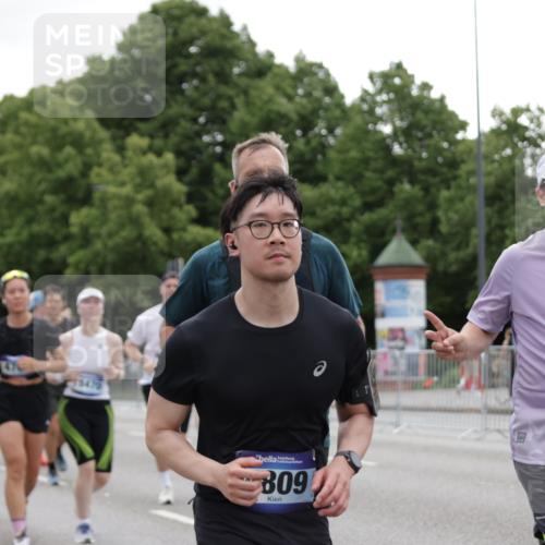29.06.2025 - hella hamburg halbmarathon Jannik Wohlers http://msf.ph/oto/8148226 29.06.2025 10:49:01 Lombardsbrücke 1525, 1625, 1805, 2067, 2527, 2541, 2668, 2927, 3070, 3183, 3232, 3383, 3943, 4525, 4527, 4589, 4769, 4809, 5106, 5463, 6191, 6989, 7301, 7650, 7931, 7936, 8549, 9245, 9261, 10033, 10038, 10130, 10333, 10479, 11558, 11631, 11681, 12669, 13564, 13565, 14389, 14390, 15057, 15412, 16436, 16944, 17085, 17089, 17315, 17647, 17964, 18470, 18586, 19247 meine-sportfotos.de