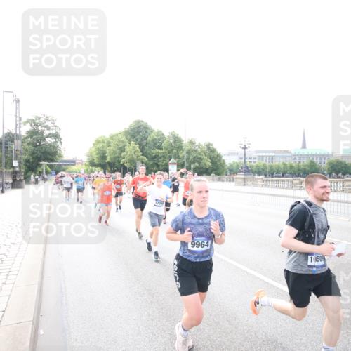 29.06.2025 - hella hamburg halbmarathon Jannik Wohlers http://msf.ph/oto/8148357 29.06.2025 10:17:33 Lombardsbrücke 1159, 1160, 1268, 1325, 1622, 1641, 2094, 2147, 2931, 3138, 3977, 5004, 5290, 5611, 5733, 7094, 7641, 7649, 7838, 7882, 7883, 8128, 8248, 8607, 8799, 9400, 9539, 9717, 9734, 9798, 9964, 10174, 10332, 10509, 10831, 11156, 11275, 11352, 11450, 11656, 11916, 12401, 12553, 12598, 12752, 13681, 13843, 14013, 14420, 14496, 14701, 14738, 14795, 14825, 14831, 15182, 15203, 15322, 15614, 16038, 16576, 16644, 16707, 16792, 17270, 17616 meine-sportfotos.de