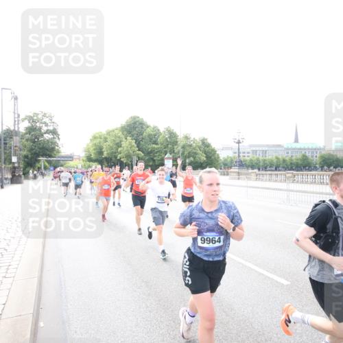 29.06.2025 - hella hamburg halbmarathon Jannik Wohlers http://msf.ph/oto/8148363 29.06.2025 10:17:33 Lombardsbrücke 1159, 1160, 1268, 1325, 1622, 1641, 2094, 2147, 2931, 3138, 3977, 5004, 5290, 5611, 5733, 7094, 7641, 7649, 7838, 7882, 7883, 8128, 8248, 8607, 8799, 9400, 9539, 9717, 9734, 9798, 9964, 10174, 10332, 10509, 10831, 11156, 11275, 11352, 11450, 11656, 11916, 12401, 12553, 12598, 12752, 13681, 13843, 14013, 14420, 14496, 14701, 14738, 14795, 14825, 14831, 15182, 15203, 15322, 15614, 16038, 16576, 16644, 16707, 16792, 17270, 17616 meine-sportfotos.de