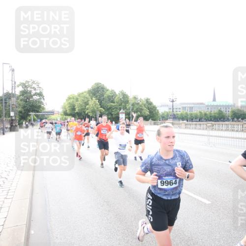 29.06.2025 - hella hamburg halbmarathon Jannik Wohlers http://msf.ph/oto/8148368 29.06.2025 10:17:33 Lombardsbrücke 1159, 1160, 1268, 1325, 1622, 1641, 2094, 2147, 2931, 3138, 3977, 5004, 5290, 5611, 5733, 7094, 7641, 7649, 7838, 7882, 7883, 8128, 8248, 8607, 8799, 9400, 9539, 9717, 9734, 9798, 9964, 10174, 10332, 10509, 10831, 11156, 11275, 11352, 11450, 11656, 11916, 12401, 12553, 12598, 12752, 13681, 13843, 14013, 14420, 14496, 14701, 14738, 14795, 14825, 14831, 15182, 15203, 15322, 15614, 16038, 16576, 16644, 16707, 16792, 17270, 17616 meine-sportfotos.de