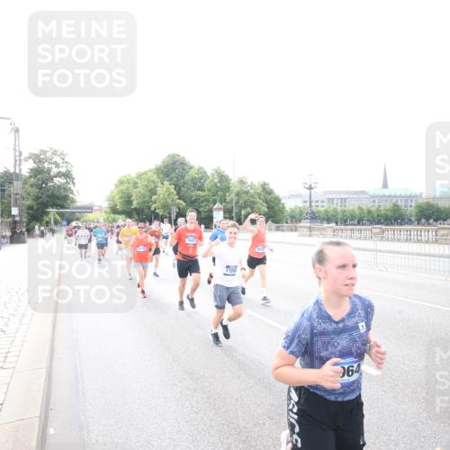 29.06.2025 - hella hamburg halbmarathon Jannik Wohlers http://msf.ph/oto/8148372 29.06.2025 10:17:33 Lombardsbrücke 1159, 1160, 1268, 1325, 1622, 1641, 2094, 2147, 2931, 3138, 3977, 5004, 5290, 5611, 5733, 7094, 7641, 7649, 7838, 7882, 7883, 8128, 8248, 8607, 8799, 9400, 9539, 9717, 9734, 9798, 9964, 10174, 10332, 10509, 10831, 11156, 11275, 11352, 11450, 11656, 11916, 12401, 12553, 12598, 12752, 13681, 13843, 14013, 14420, 14496, 14701, 14738, 14795, 14825, 14831, 15182, 15203, 15322, 15614, 16038, 16576, 16644, 16707, 16792, 17270, 17616 meine-sportfotos.de
