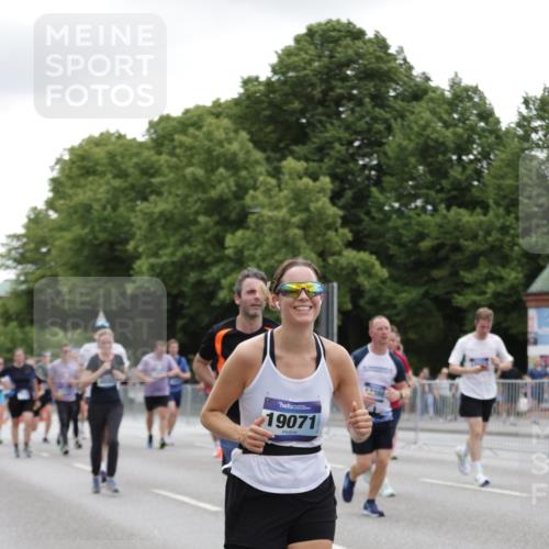 29.06.2025 - hella hamburg halbmarathon Jannik Wohlers http://msf.ph/oto/8148388 29.06.2025 10:49:13 Lombardsbrücke 1040, 1041, 1625, 1805, 1888, 2466, 2668, 2862, 2997, 3183, 3383, 3943, 4769, 5076, 5552, 5694, 6191, 6694, 7305, 7339, 7650, 7679, 9162, 9261, 10403, 10704, 11558, 11631, 12388, 13764, 13915, 13942, 14137, 14184, 14214, 14389, 14390, 14529, 15063, 15412, 15582, 16097, 16265, 16512, 16944, 16953, 17196, 18086, 18404, 18586, 18684, 19071, 19247 meine-sportfotos.de