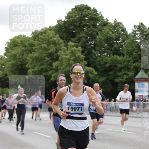 29.06.2025 - hella hamburg halbmarathon Jannik Wohlers http://msf.ph/oto/8148397 29.06.2025 10:49:13 Lombardsbrücke 1040, 1041, 1625, 1805, 1888, 2466, 2668, 2862, 2997, 3183, 3383, 3943, 4769, 5076, 5552, 5694, 6191, 6694, 7305, 7339, 7650, 7679, 9162, 9261, 10403, 10704, 11558, 11631, 12388, 13764, 13915, 13942, 14137, 14184, 14214, 14389, 14390, 14529, 15063, 15412, 15582, 16097, 16265, 16512, 16944, 16953, 17196, 18086, 18404, 18586, 18684, 19071, 19247 meine-sportfotos.de