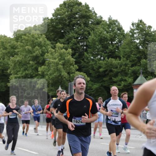 29.06.2025 - hella hamburg halbmarathon Jannik Wohlers http://msf.ph/oto/8148405 29.06.2025 10:49:13 Lombardsbrücke 1040, 1041, 1625, 1805, 1888, 2466, 2668, 2862, 2997, 3183, 3383, 3943, 4769, 5076, 5552, 5694, 6191, 6694, 7305, 7339, 7650, 7679, 9162, 9261, 10403, 10704, 11558, 11631, 12388, 13764, 13915, 13942, 14137, 14184, 14214, 14389, 14390, 14529, 15063, 15412, 15582, 16097, 16265, 16512, 16944, 16953, 17196, 18086, 18404, 18586, 18684, 19071, 19247 meine-sportfotos.de