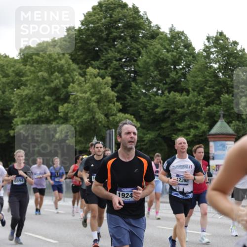 29.06.2025 - hella hamburg halbmarathon Jannik Wohlers http://msf.ph/oto/8148412 29.06.2025 10:49:14 Lombardsbrücke 1040, 1041, 1625, 1805, 1888, 2466, 2668, 2862, 2997, 3183, 3383, 3943, 5076, 5552, 5694, 6191, 6694, 7305, 7339, 7366, 7650, 7679, 9162, 9261, 10403, 10704, 11558, 11631, 12388, 13764, 13915, 13942, 14137, 14184, 14214, 14389, 14390, 14529, 15063, 15412, 15582, 16097, 16265, 16512, 16944, 16953, 16975, 17196, 18086, 18404, 18586, 18684, 19071, 19247 meine-sportfotos.de