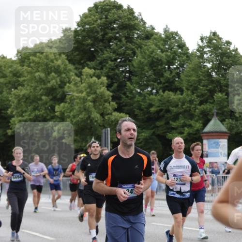 29.06.2025 - hella hamburg halbmarathon Jannik Wohlers http://msf.ph/oto/8148419 29.06.2025 10:49:14 Lombardsbrücke 1040, 1041, 1625, 1805, 1888, 2466, 2668, 2862, 2997, 3183, 3383, 3943, 5076, 5552, 5694, 6191, 6694, 7305, 7339, 7366, 7650, 7679, 9162, 9261, 10403, 10704, 11558, 11631, 12388, 13764, 13915, 13942, 14137, 14184, 14214, 14389, 14390, 14529, 15063, 15412, 15582, 16097, 16265, 16512, 16944, 16953, 16975, 17196, 18086, 18404, 18586, 18684, 19071, 19247 meine-sportfotos.de