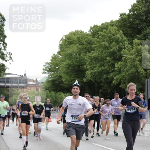 29.06.2025 - hella hamburg halbmarathon Jannik Wohlers http://msf.ph/oto/8148434 29.06.2025 10:49:15 Lombardsbrücke 1040, 1041, 1625, 1805, 1888, 2466, 2668, 2862, 2997, 3183, 3943, 5076, 5552, 5694, 6191, 6694, 7305, 7339, 7366, 7650, 7679, 8065, 9162, 10403, 10704, 11631, 12388, 13764, 13915, 13942, 14137, 14184, 14214, 14389, 14390, 14529, 14692, 15063, 15412, 15582, 16097, 16265, 16512, 16944, 16953, 16975, 17196, 18086, 18404, 18586, 18684, 19071, 19247 meine-sportfotos.de