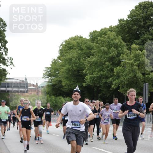 29.06.2025 - hella hamburg halbmarathon Jannik Wohlers http://msf.ph/oto/8148439 29.06.2025 10:49:15 Lombardsbrücke 1040, 1041, 1625, 1805, 1888, 2466, 2668, 2862, 2997, 3183, 3943, 5076, 5552, 5694, 6191, 6694, 7305, 7339, 7366, 7650, 7679, 8065, 9162, 10403, 10704, 11631, 12388, 13764, 13915, 13942, 14137, 14184, 14214, 14389, 14390, 14529, 14692, 15063, 15412, 15582, 16097, 16265, 16512, 16944, 16953, 16975, 17196, 18086, 18404, 18586, 18684, 19071, 19247 meine-sportfotos.de