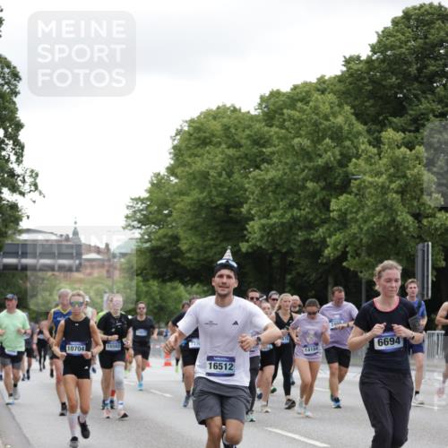 29.06.2025 - hella hamburg halbmarathon Jannik Wohlers http://msf.ph/oto/8148443 29.06.2025 10:49:15 Lombardsbrücke 1040, 1041, 1625, 1805, 1888, 2466, 2668, 2862, 2997, 3183, 3943, 5076, 5552, 5694, 6191, 6694, 7305, 7339, 7366, 7650, 7679, 8065, 9162, 10403, 10704, 11631, 12388, 13764, 13915, 13942, 14137, 14184, 14214, 14389, 14390, 14529, 14692, 15063, 15412, 15582, 16097, 16265, 16512, 16944, 16953, 16975, 17196, 18086, 18404, 18586, 18684, 19071, 19247 meine-sportfotos.de
