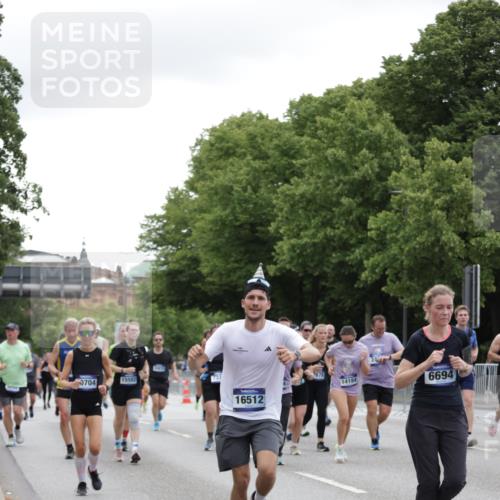 29.06.2025 - hella hamburg halbmarathon Jannik Wohlers http://msf.ph/oto/8148448 29.06.2025 10:49:15 Lombardsbrücke 1040, 1041, 1625, 1805, 1888, 2466, 2668, 2862, 2997, 3183, 3943, 5076, 5552, 5694, 6191, 6694, 7305, 7339, 7366, 7650, 7679, 8065, 9162, 10403, 10704, 11631, 12388, 13764, 13915, 13942, 14137, 14184, 14214, 14389, 14390, 14529, 14692, 15063, 15412, 15582, 16097, 16265, 16512, 16944, 16953, 16975, 17196, 18086, 18404, 18586, 18684, 19071, 19247 meine-sportfotos.de