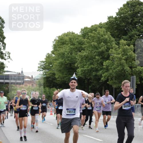 29.06.2025 - hella hamburg halbmarathon Jannik Wohlers http://msf.ph/oto/8148453 29.06.2025 10:49:15 Lombardsbrücke 1040, 1041, 1625, 1805, 1888, 2466, 2668, 2862, 2997, 3183, 3943, 5076, 5552, 5694, 6191, 6694, 7305, 7339, 7366, 7650, 7679, 8065, 9162, 10403, 10704, 11631, 12388, 13764, 13915, 13942, 14137, 14184, 14214, 14389, 14390, 14529, 14692, 15063, 15412, 15582, 16097, 16265, 16512, 16944, 16953, 16975, 17196, 18086, 18404, 18586, 18684, 19071, 19247 meine-sportfotos.de