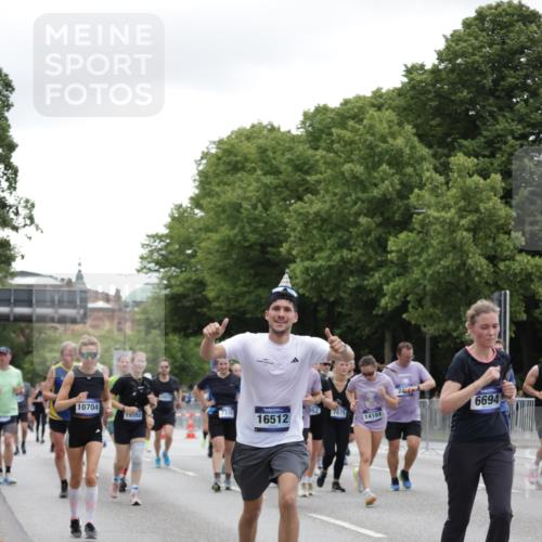 29.06.2025 - hella hamburg halbmarathon Jannik Wohlers http://msf.ph/oto/8148456 29.06.2025 10:49:15 Lombardsbrücke 1040, 1041, 1625, 1805, 1888, 2466, 2668, 2862, 2997, 3183, 3943, 5076, 5552, 5694, 6191, 6694, 7305, 7339, 7366, 7650, 7679, 8065, 9162, 10403, 10704, 11631, 12388, 13764, 13915, 13942, 14137, 14184, 14214, 14389, 14390, 14529, 14692, 15063, 15412, 15582, 16097, 16265, 16512, 16944, 16953, 16975, 17196, 18086, 18404, 18586, 18684, 19071, 19247 meine-sportfotos.de