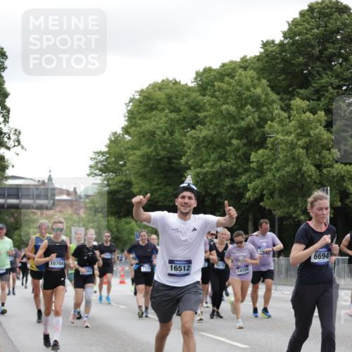 29.06.2025 - hella hamburg halbmarathon Jannik Wohlers http://msf.ph/oto/8148461 29.06.2025 10:49:15 Lombardsbrücke 1040, 1041, 1625, 1805, 1888, 2466, 2668, 2862, 2997, 3183, 3943, 5076, 5552, 5694, 6191, 6694, 7305, 7339, 7366, 7650, 7679, 8065, 9162, 10403, 10704, 11631, 12388, 13764, 13915, 13942, 14137, 14184, 14214, 14389, 14390, 14529, 14692, 15063, 15412, 15582, 16097, 16265, 16512, 16944, 16953, 16975, 17196, 18086, 18404, 18586, 18684, 19071, 19247 meine-sportfotos.de