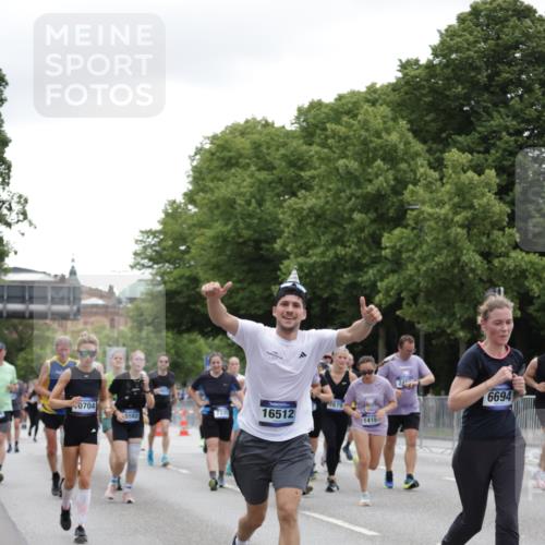 29.06.2025 - hella hamburg halbmarathon Jannik Wohlers http://msf.ph/oto/8148462 29.06.2025 10:49:15 Lombardsbrücke 1040, 1041, 1625, 1805, 1888, 2466, 2668, 2862, 2997, 3183, 3943, 5076, 5552, 5694, 6191, 6694, 7305, 7339, 7366, 7650, 7679, 8065, 9162, 10403, 10704, 11631, 12388, 13764, 13915, 13942, 14137, 14184, 14214, 14389, 14390, 14529, 14692, 15063, 15412, 15582, 16097, 16265, 16512, 16944, 16953, 16975, 17196, 18086, 18404, 18586, 18684, 19071, 19247 meine-sportfotos.de