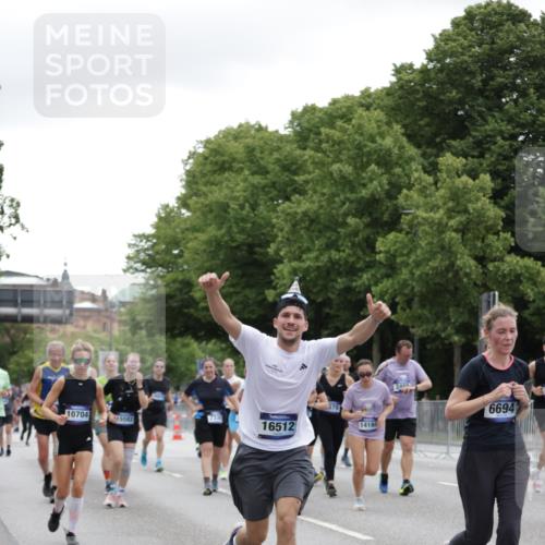 29.06.2025 - hella hamburg halbmarathon Jannik Wohlers http://msf.ph/oto/8148468 29.06.2025 10:49:15 Lombardsbrücke 1040, 1041, 1625, 1805, 1888, 2466, 2668, 2862, 2997, 3183, 3943, 5076, 5552, 5694, 6191, 6694, 7305, 7339, 7366, 7650, 7679, 8065, 9162, 10403, 10704, 11631, 12388, 13764, 13915, 13942, 14137, 14184, 14214, 14389, 14390, 14529, 14692, 15063, 15412, 15582, 16097, 16265, 16512, 16944, 16953, 16975, 17196, 18086, 18404, 18586, 18684, 19071, 19247 meine-sportfotos.de