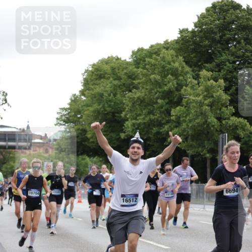 29.06.2025 - hella hamburg halbmarathon Jannik Wohlers http://msf.ph/oto/8148472 29.06.2025 10:49:16 Lombardsbrücke 1040, 1041, 1625, 1805, 1888, 2466, 2668, 2862, 2997, 3943, 5076, 5552, 5694, 6191, 6694, 7305, 7339, 7366, 7650, 7679, 8065, 9162, 10403, 10704, 11631, 12124, 12388, 13764, 13915, 13942, 14137, 14184, 14214, 14389, 14390, 14529, 14692, 15063, 15412, 15582, 16097, 16265, 16512, 16944, 16953, 16975, 17196, 17408, 18086, 18404, 18586, 18684, 19071, 19247 meine-sportfotos.de