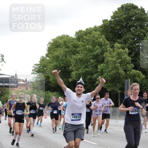 29.06.2025 - hella hamburg halbmarathon Jannik Wohlers http://msf.ph/oto/8148477 29.06.2025 10:49:16 Lombardsbrücke 1040, 1041, 1625, 1805, 1888, 2466, 2668, 2862, 2997, 3943, 5076, 5552, 5694, 6191, 6694, 7305, 7339, 7366, 7650, 7679, 8065, 9162, 10403, 10704, 11631, 12124, 12388, 13764, 13915, 13942, 14137, 14184, 14214, 14389, 14390, 14529, 14692, 15063, 15412, 15582, 16097, 16265, 16512, 16944, 16953, 16975, 17196, 17408, 18086, 18404, 18586, 18684, 19071, 19247 meine-sportfotos.de