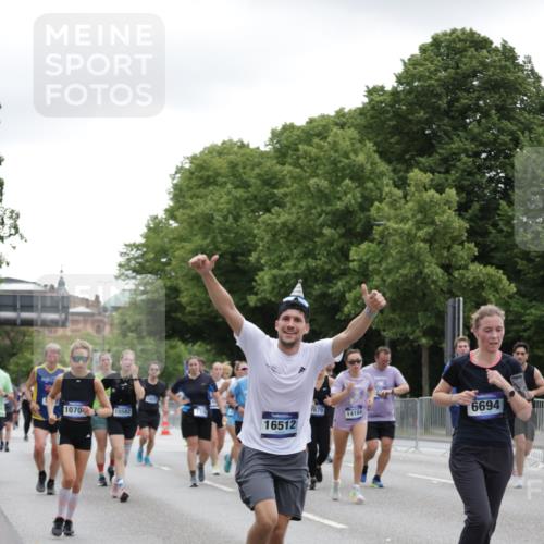 29.06.2025 - hella hamburg halbmarathon Jannik Wohlers http://msf.ph/oto/8148482 29.06.2025 10:49:16 Lombardsbrücke 1040, 1041, 1625, 1805, 1888, 2466, 2668, 2862, 2997, 3943, 5076, 5552, 5694, 6191, 6694, 7305, 7339, 7366, 7650, 7679, 8065, 9162, 10403, 10704, 11631, 12124, 12388, 13764, 13915, 13942, 14137, 14184, 14214, 14389, 14390, 14529, 14692, 15063, 15412, 15582, 16097, 16265, 16512, 16944, 16953, 16975, 17196, 17408, 18086, 18404, 18586, 18684, 19071, 19247 meine-sportfotos.de