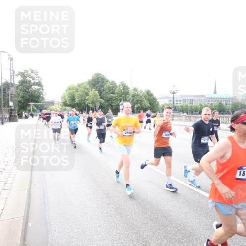 29.06.2025 - hella hamburg halbmarathon Jannik Wohlers http://msf.ph/oto/8148484 29.06.2025 10:17:36 Lombardsbrücke 1159, 1160, 1268, 1325, 1554, 1622, 1641, 1982, 2147, 2931, 3138, 3977, 5004, 5290, 5611, 5733, 6270, 7094, 7641, 7649, 7838, 7882, 7883, 8128, 8248, 8607, 8799, 9539, 9717, 9734, 9798, 9844, 9964, 10174, 10332, 10509, 10831, 10946, 11156, 11275, 11352, 11450, 11656, 11916, 11949, 12274, 12401, 12553, 12598, 12752, 13681, 13843, 14013, 14420, 14496, 14701, 14738, 14795, 14825, 14831, 15182, 15183, 15203, 15322, 15343, 15614, 16038, 16576, 16644, 16707, 16792, 16829 meine-sportfotos.de