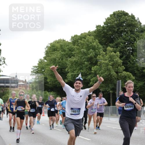 29.06.2025 - hella hamburg halbmarathon Jannik Wohlers http://msf.ph/oto/8148488 29.06.2025 10:49:16 Lombardsbrücke 1040, 1041, 1625, 1805, 1888, 2466, 2668, 2862, 2997, 3943, 5076, 5552, 5694, 6191, 6694, 7305, 7339, 7366, 7650, 7679, 8065, 9162, 10403, 10704, 11631, 12124, 12388, 13764, 13915, 13942, 14137, 14184, 14214, 14389, 14390, 14529, 14692, 15063, 15412, 15582, 16097, 16265, 16512, 16944, 16953, 16975, 17196, 17408, 18086, 18404, 18586, 18684, 19071, 19247 meine-sportfotos.de