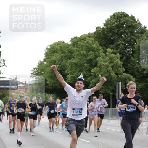 29.06.2025 - hella hamburg halbmarathon Jannik Wohlers http://msf.ph/oto/8148493 29.06.2025 10:49:16 Lombardsbrücke 1040, 1041, 1625, 1805, 1888, 2466, 2668, 2862, 2997, 3943, 5076, 5552, 5694, 6191, 6694, 7305, 7339, 7366, 7650, 7679, 8065, 9162, 10403, 10704, 11631, 12124, 12388, 13764, 13915, 13942, 14137, 14184, 14214, 14389, 14390, 14529, 14692, 15063, 15412, 15582, 16097, 16265, 16512, 16944, 16953, 16975, 17196, 17408, 18086, 18404, 18586, 18684, 19071, 19247 meine-sportfotos.de