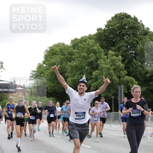 29.06.2025 - hella hamburg halbmarathon Jannik Wohlers http://msf.ph/oto/8148499 29.06.2025 10:49:16 Lombardsbrücke 1040, 1041, 1625, 1805, 1888, 2466, 2668, 2862, 2997, 3943, 5076, 5552, 5694, 6191, 6694, 7305, 7339, 7366, 7650, 7679, 8065, 9162, 10403, 10704, 11631, 12124, 12388, 13764, 13915, 13942, 14137, 14184, 14214, 14389, 14390, 14529, 14692, 15063, 15412, 15582, 16097, 16265, 16512, 16944, 16953, 16975, 17196, 17408, 18086, 18404, 18586, 18684, 19071, 19247 meine-sportfotos.de