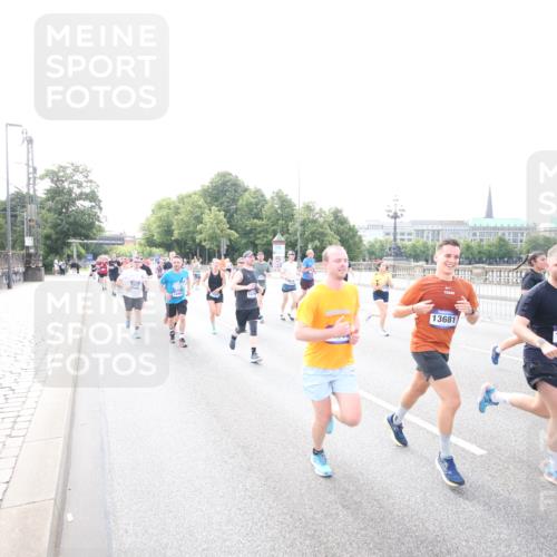 29.06.2025 - hella hamburg halbmarathon Jannik Wohlers http://msf.ph/oto/8148500 29.06.2025 10:17:36 Lombardsbrücke 1159, 1160, 1268, 1325, 1554, 1622, 1641, 1982, 2147, 2931, 3138, 3977, 5004, 5290, 5611, 5733, 6270, 7094, 7641, 7649, 7838, 7882, 7883, 8128, 8248, 8607, 8799, 9539, 9717, 9734, 9798, 9844, 9964, 10174, 10332, 10509, 10831, 10946, 11156, 11275, 11352, 11450, 11656, 11916, 11949, 12274, 12401, 12553, 12598, 12752, 13681, 13843, 14013, 14420, 14496, 14701, 14738, 14795, 14825, 14831, 15182, 15183, 15203, 15322, 15343, 15614, 16038, 16576, 16644, 16707, 16792, 16829 meine-sportfotos.de