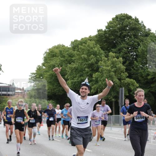 29.06.2025 - hella hamburg halbmarathon Jannik Wohlers http://msf.ph/oto/8148503 29.06.2025 10:49:16 Lombardsbrücke 1040, 1041, 1625, 1805, 1888, 2466, 2668, 2862, 2997, 3943, 5076, 5552, 5694, 6191, 6694, 7305, 7339, 7366, 7650, 7679, 8065, 9162, 10403, 10704, 11631, 12124, 12388, 13764, 13915, 13942, 14137, 14184, 14214, 14389, 14390, 14529, 14692, 15063, 15412, 15582, 16097, 16265, 16512, 16944, 16953, 16975, 17196, 17408, 18086, 18404, 18586, 18684, 19071, 19247 meine-sportfotos.de