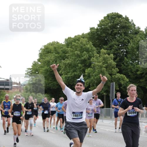 29.06.2025 - hella hamburg halbmarathon Jannik Wohlers http://msf.ph/oto/8148508 29.06.2025 10:49:16 Lombardsbrücke 1040, 1041, 1625, 1805, 1888, 2466, 2668, 2862, 2997, 3943, 5076, 5552, 5694, 6191, 6694, 7305, 7339, 7366, 7650, 7679, 8065, 9162, 10403, 10704, 11631, 12124, 12388, 13764, 13915, 13942, 14137, 14184, 14214, 14389, 14390, 14529, 14692, 15063, 15412, 15582, 16097, 16265, 16512, 16944, 16953, 16975, 17196, 17408, 18086, 18404, 18586, 18684, 19071, 19247 meine-sportfotos.de
