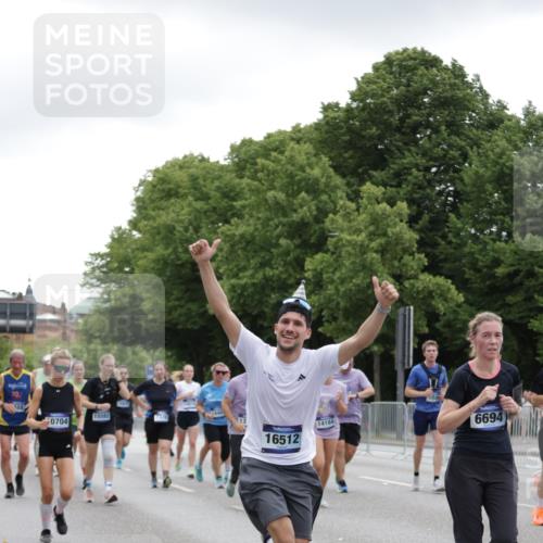 29.06.2025 - hella hamburg halbmarathon Jannik Wohlers http://msf.ph/oto/8148515 29.06.2025 10:49:16 Lombardsbrücke 1040, 1041, 1625, 1805, 1888, 2466, 2668, 2862, 2997, 3943, 5076, 5552, 5694, 6191, 6694, 7305, 7339, 7366, 7650, 7679, 8065, 9162, 10403, 10704, 11631, 12124, 12388, 13764, 13915, 13942, 14137, 14184, 14214, 14389, 14390, 14529, 14692, 15063, 15412, 15582, 16097, 16265, 16512, 16944, 16953, 16975, 17196, 17408, 18086, 18404, 18586, 18684, 19071, 19247 meine-sportfotos.de