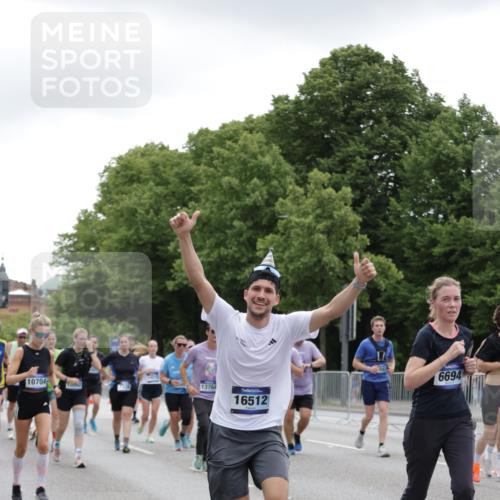 29.06.2025 - hella hamburg halbmarathon Jannik Wohlers http://msf.ph/oto/8148526 29.06.2025 10:49:16 Lombardsbrücke 1040, 1041, 1625, 1805, 1888, 2466, 2668, 2862, 2997, 3943, 5076, 5552, 5694, 6191, 6694, 7305, 7339, 7366, 7650, 7679, 8065, 9162, 10403, 10704, 11631, 12124, 12388, 13764, 13915, 13942, 14137, 14184, 14214, 14389, 14390, 14529, 14692, 15063, 15412, 15582, 16097, 16265, 16512, 16944, 16953, 16975, 17196, 17408, 18086, 18404, 18586, 18684, 19071, 19247 meine-sportfotos.de