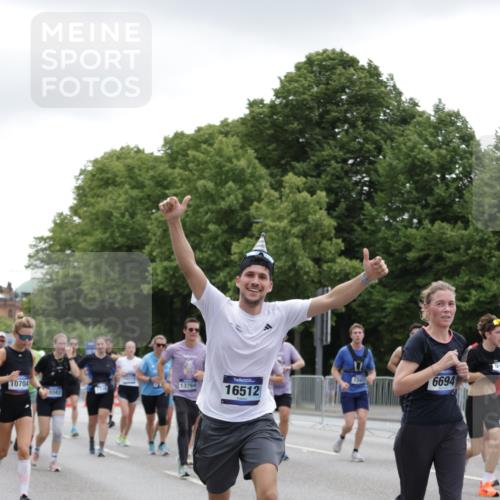 29.06.2025 - hella hamburg halbmarathon Jannik Wohlers http://msf.ph/oto/8148534 29.06.2025 10:49:16 Lombardsbrücke 1040, 1041, 1625, 1805, 1888, 2466, 2668, 2862, 2997, 3943, 5076, 5552, 5694, 6191, 6694, 7305, 7339, 7366, 7650, 7679, 8065, 9162, 10403, 10704, 11631, 12124, 12388, 13764, 13915, 13942, 14137, 14184, 14214, 14389, 14390, 14529, 14692, 15063, 15412, 15582, 16097, 16265, 16512, 16944, 16953, 16975, 17196, 17408, 18086, 18404, 18586, 18684, 19071, 19247 meine-sportfotos.de