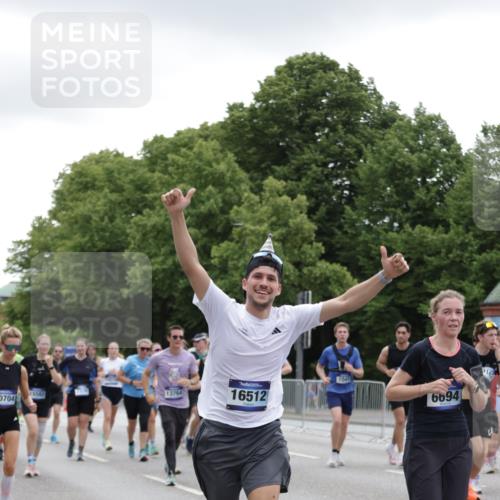 29.06.2025 - hella hamburg halbmarathon Jannik Wohlers http://msf.ph/oto/8148546 29.06.2025 10:49:16 Lombardsbrücke 1040, 1041, 1625, 1805, 1888, 2466, 2668, 2862, 2997, 3943, 5076, 5552, 5694, 6191, 6694, 7305, 7339, 7366, 7650, 7679, 8065, 9162, 10403, 10704, 11631, 12124, 12388, 13764, 13915, 13942, 14137, 14184, 14214, 14389, 14390, 14529, 14692, 15063, 15412, 15582, 16097, 16265, 16512, 16944, 16953, 16975, 17196, 17408, 18086, 18404, 18586, 18684, 19071, 19247 meine-sportfotos.de