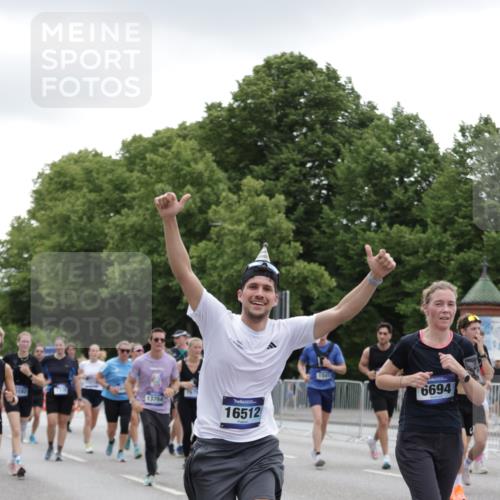 29.06.2025 - hella hamburg halbmarathon Jannik Wohlers http://msf.ph/oto/8148550 29.06.2025 10:49:16 Lombardsbrücke 1040, 1041, 1625, 1805, 1888, 2466, 2668, 2862, 2997, 3943, 5076, 5552, 5694, 6191, 6694, 7305, 7339, 7366, 7650, 7679, 8065, 9162, 10403, 10704, 11631, 12124, 12388, 13764, 13915, 13942, 14137, 14184, 14214, 14389, 14390, 14529, 14692, 15063, 15412, 15582, 16097, 16265, 16512, 16944, 16953, 16975, 17196, 17408, 18086, 18404, 18586, 18684, 19071, 19247 meine-sportfotos.de