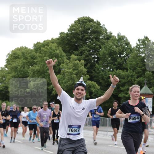 29.06.2025 - hella hamburg halbmarathon Jannik Wohlers http://msf.ph/oto/8148557 29.06.2025 10:49:16 Lombardsbrücke 1040, 1041, 1625, 1805, 1888, 2466, 2668, 2862, 2997, 3943, 5076, 5552, 5694, 6191, 6694, 7305, 7339, 7366, 7650, 7679, 8065, 9162, 10403, 10704, 11631, 12124, 12388, 13764, 13915, 13942, 14137, 14184, 14214, 14389, 14390, 14529, 14692, 15063, 15412, 15582, 16097, 16265, 16512, 16944, 16953, 16975, 17196, 17408, 18086, 18404, 18586, 18684, 19071, 19247 meine-sportfotos.de