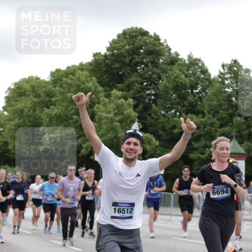 29.06.2025 - hella hamburg halbmarathon Jannik Wohlers http://msf.ph/oto/8148563 29.06.2025 10:49:16 Lombardsbrücke 1040, 1041, 1625, 1805, 1888, 2466, 2668, 2862, 2997, 3943, 5076, 5552, 5694, 6191, 6694, 7305, 7339, 7366, 7650, 7679, 8065, 9162, 10403, 10704, 11631, 12124, 12388, 13764, 13915, 13942, 14137, 14184, 14214, 14389, 14390, 14529, 14692, 15063, 15412, 15582, 16097, 16265, 16512, 16944, 16953, 16975, 17196, 17408, 18086, 18404, 18586, 18684, 19071, 19247 meine-sportfotos.de