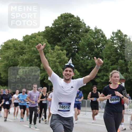 29.06.2025 - hella hamburg halbmarathon Jannik Wohlers http://msf.ph/oto/8148568 29.06.2025 10:49:16 Lombardsbrücke 1040, 1041, 1625, 1805, 1888, 2466, 2668, 2862, 2997, 3943, 5076, 5552, 5694, 6191, 6694, 7305, 7339, 7366, 7650, 7679, 8065, 9162, 10403, 10704, 11631, 12124, 12388, 13764, 13915, 13942, 14137, 14184, 14214, 14389, 14390, 14529, 14692, 15063, 15412, 15582, 16097, 16265, 16512, 16944, 16953, 16975, 17196, 17408, 18086, 18404, 18586, 18684, 19071, 19247 meine-sportfotos.de