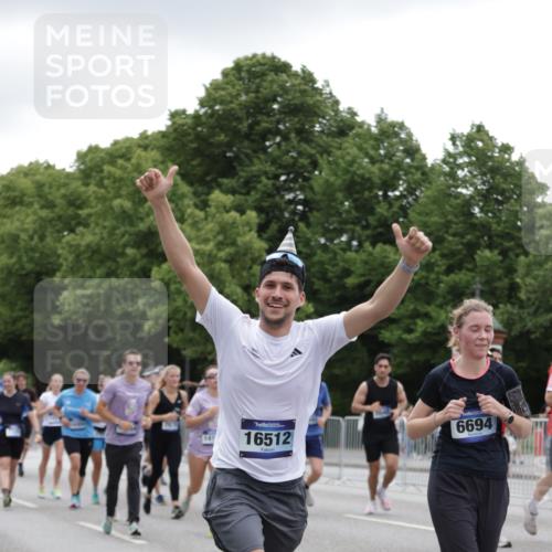 29.06.2025 - hella hamburg halbmarathon Jannik Wohlers http://msf.ph/oto/8148575 29.06.2025 10:49:17 Lombardsbrücke 1040, 1041, 1625, 1805, 1888, 2466, 2668, 2862, 2997, 3943, 5076, 5552, 5694, 6191, 6694, 7305, 7339, 7366, 7679, 8065, 9162, 10403, 10704, 11631, 12124, 12388, 13764, 13915, 13942, 14137, 14184, 14214, 14529, 14692, 15063, 15412, 15582, 16097, 16265, 16512, 16944, 16953, 16975, 17196, 17408, 18086, 18404, 18586, 18684, 19071, 19247 meine-sportfotos.de