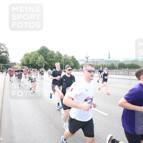 29.06.2025 - hella hamburg halbmarathon Jannik Wohlers http://msf.ph/oto/8148576 29.06.2025 10:17:39 Lombardsbrücke 1159, 1160, 1268, 1325, 1554, 1622, 1641, 1982, 2147, 2634, 2931, 3125, 3977, 4804, 5004, 6270, 7094, 7641, 7649, 7838, 7882, 7883, 8067, 8128, 8248, 8607, 8799, 9539, 9717, 9734, 9844, 9964, 10332, 10509, 10831, 10908, 10946, 11352, 11450, 11656, 11949, 12274, 12401, 12553, 12598, 12752, 12939, 13619, 13681, 13843, 14013, 14320, 14496, 14701, 14738, 14795, 14831, 15182, 15183, 15203, 15322, 15343, 15614, 16109, 16644, 16792, 16829 meine-sportfotos.de