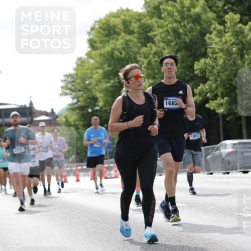29.06.2025 - hella hamburg halbmarathon Jannik Wohlers http://msf.ph/oto/8148590 29.06.2025 10:12:15 Lombardsbrücke 1249, 1610, 1785, 1851, 1939, 2531, 2891, 2963, 2964, 3182, 3248, 3262, 4453, 4554, 5150, 5166, 5597, 5598, 7014, 7907, 8917, 8971, 9254, 10581, 11025, 12456, 13566, 13816, 14540, 14869, 15012, 15369, 16473, 16826, 16911, 17994, 18178, 18493 meine-sportfotos.de
