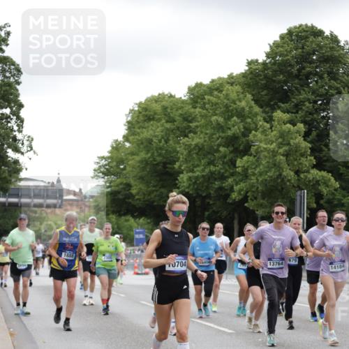 29.06.2025 - hella hamburg halbmarathon Jannik Wohlers http://msf.ph/oto/8148594 29.06.2025 10:49:18 Lombardsbrücke 1040, 1041, 1805, 1888, 2212, 2466, 2668, 2862, 2997, 5076, 5552, 5694, 6191, 6694, 7305, 7339, 7366, 7679, 8065, 9162, 10403, 10704, 11631, 12124, 12388, 13764, 13915, 13942, 14137, 14184, 14214, 14529, 14545, 14692, 15063, 15412, 15582, 16097, 16265, 16512, 16944, 16953, 16975, 17196, 17408, 18086, 18404, 18586, 18684, 19071, 19247 meine-sportfotos.de