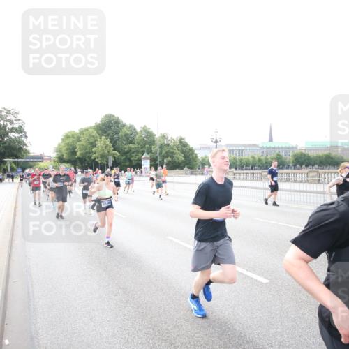29.06.2025 - hella hamburg halbmarathon Jannik Wohlers http://msf.ph/oto/8148596 29.06.2025 10:17:39 Lombardsbrücke 1159, 1160, 1268, 1325, 1554, 1622, 1641, 1982, 2147, 2634, 2931, 3125, 3977, 4804, 5004, 6270, 7094, 7641, 7649, 7838, 7882, 7883, 8067, 8128, 8248, 8607, 8799, 9539, 9717, 9734, 9844, 9964, 10332, 10509, 10831, 10908, 10946, 11352, 11450, 11656, 11949, 12274, 12401, 12553, 12598, 12752, 12939, 13619, 13681, 13843, 14013, 14320, 14496, 14701, 14738, 14795, 14831, 15182, 15183, 15203, 15322, 15343, 15614, 16109, 16644, 16792, 16829 meine-sportfotos.de