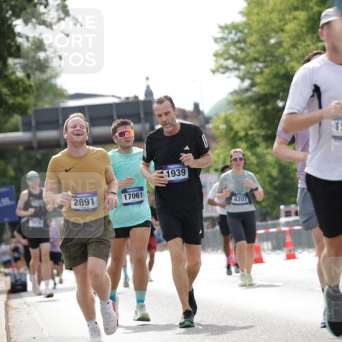 29.06.2025 - hella hamburg halbmarathon Jannik Wohlers http://msf.ph/oto/8148641 29.06.2025 10:12:20 Lombardsbrücke 1249, 1785, 1851, 1939, 2531, 2891, 3182, 5150, 6207, 7014, 7907, 8917, 8971, 11025, 12456, 13566, 13816, 14540, 14869, 15012, 15369, 16473, 16826, 16911, 17061, 17994, 18178, 18493 meine-sportfotos.de