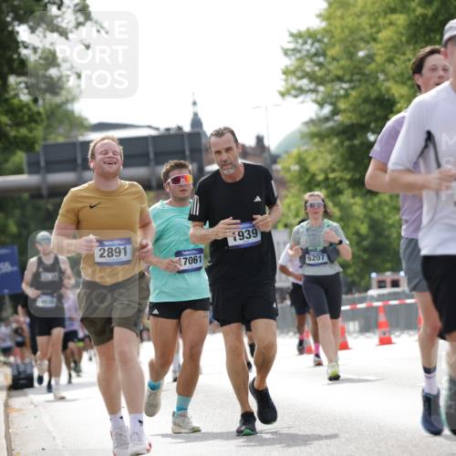 29.06.2025 - hella hamburg halbmarathon Jannik Wohlers http://msf.ph/oto/8148651 29.06.2025 10:12:20 Lombardsbrücke 1249, 1785, 1851, 1939, 2531, 2891, 3182, 5150, 6207, 7014, 7907, 8917, 8971, 11025, 12456, 13566, 13816, 14540, 14869, 15012, 15369, 16473, 16826, 16911, 17061, 17994, 18178, 18493 meine-sportfotos.de