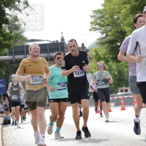 29.06.2025 - hella hamburg halbmarathon Jannik Wohlers http://msf.ph/oto/8148656 29.06.2025 10:12:20 Lombardsbrücke 1249, 1785, 1851, 1939, 2531, 2891, 3182, 5150, 6207, 7014, 7907, 8917, 8971, 11025, 12456, 13566, 13816, 14540, 14869, 15012, 15369, 16473, 16826, 16911, 17061, 17994, 18178, 18493 meine-sportfotos.de