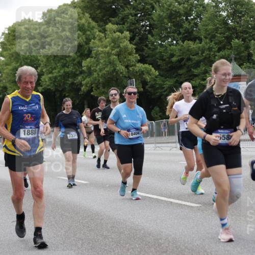 29.06.2025 - hella hamburg halbmarathon Jannik Wohlers http://msf.ph/oto/8148663 29.06.2025 10:49:21 Lombardsbrücke 1040, 1041, 1805, 1888, 2212, 2466, 2862, 2997, 4870, 5076, 5552, 5694, 6694, 7305, 7339, 7366, 7679, 8065, 9015, 9162, 10403, 10683, 10704, 12124, 12388, 13764, 13915, 13942, 14137, 14184, 14214, 14529, 14545, 14692, 15063, 15582, 16097, 16265, 16512, 16944, 16953, 16975, 17196, 17408, 18086, 18404, 18586, 18684, 19071, 19247 meine-sportfotos.de