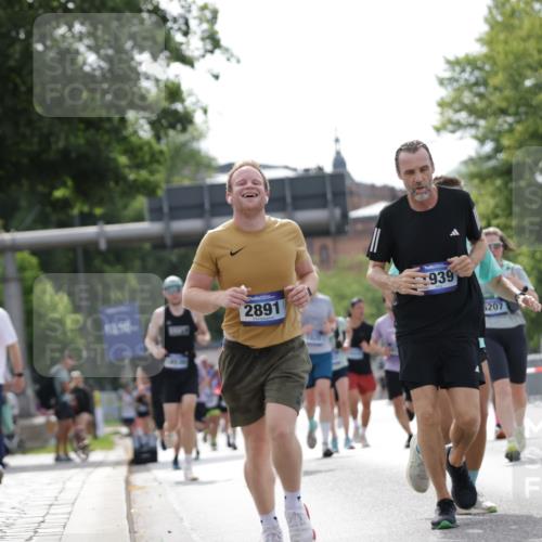 29.06.2025 - hella hamburg halbmarathon Jannik Wohlers http://msf.ph/oto/8148665 29.06.2025 10:12:21 Lombardsbrücke 1249, 1785, 1851, 1939, 2531, 2891, 5150, 6207, 7907, 8917, 8971, 10067, 11025, 12456, 13566, 13816, 14540, 14869, 15012, 15369, 16826, 16911, 17061, 17994, 18178, 18530 meine-sportfotos.de